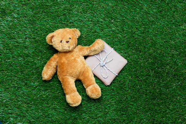 gift and teddy bear - Foto, afbeelding
