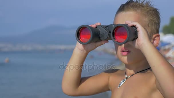 Child exploring the sea with binoculars - Footage, Video