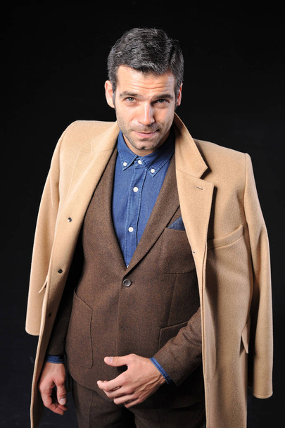 jeune homme d'affaires porter costume brun
 - Photo, image