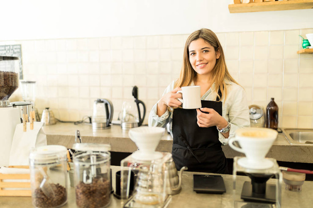 barista drží šálek kávy - Fotografie, Obrázek