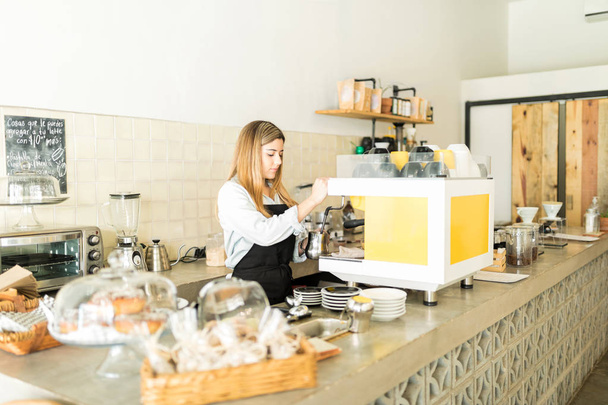 Barista v kavárně - Fotografie, Obrázek