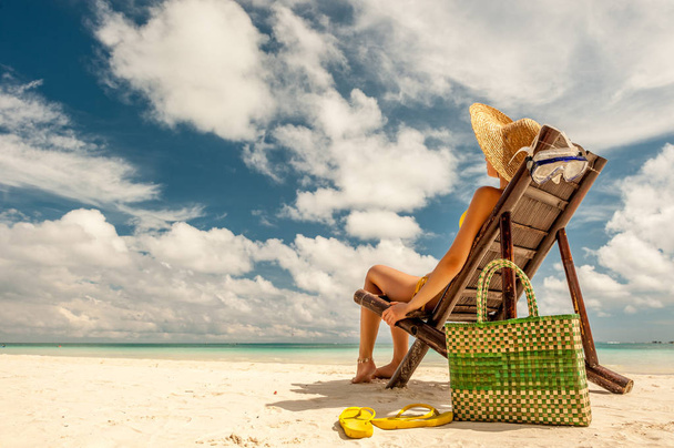 femme sur la plage tropicale
   - Photo, image