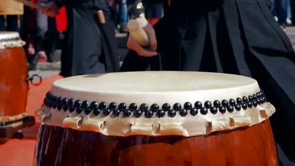 Músicos bateristas tocan tambores taiko chu-daiko al aire libre. Cultura música folclórica de Asia Corea, Japón, China
. - Metraje, vídeo