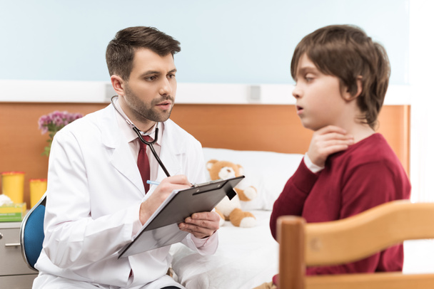 orvos vizsgálata gyermek beteg  - Fotó, kép