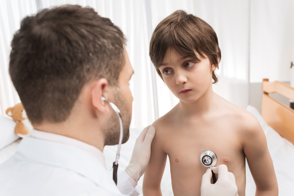 Médecin examinant enfant patient
  - Photo, image