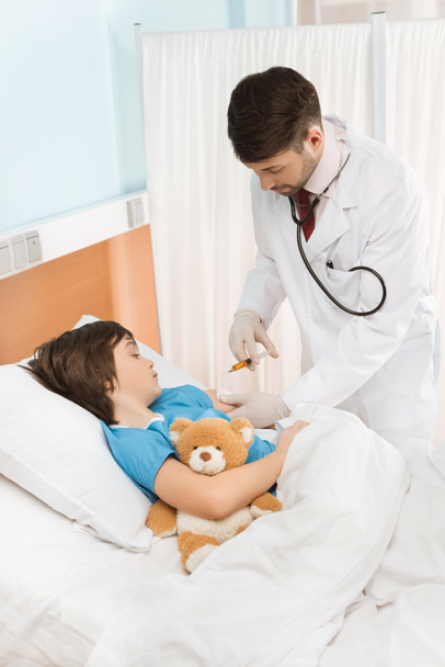 Pediatrician and patient in hospital - Фото, зображення