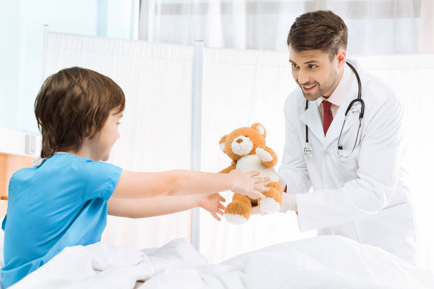 παιδί ασθενή με αρκουδάκι - Φωτογραφία, εικόνα