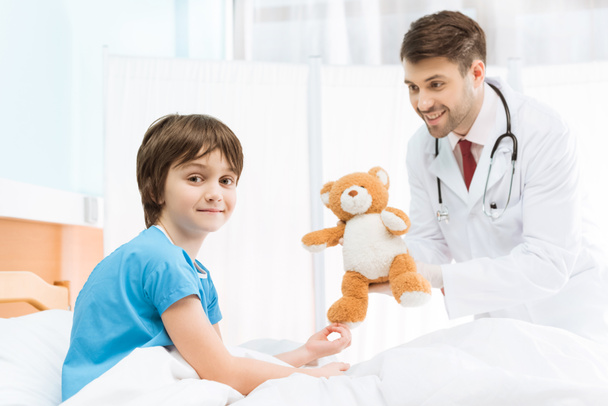 child patient with teddy bear - Φωτογραφία, εικόνα