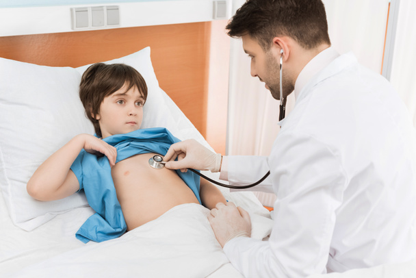 doctor examining child patient  - Foto, Imagem