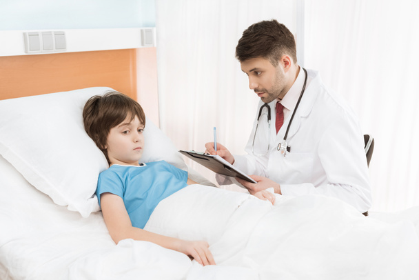Arzt untersucht Kinderpatientin  - Foto, Bild