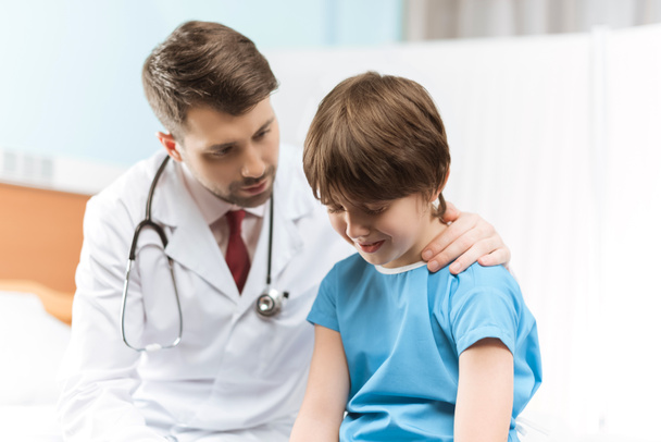 médico y paciente infantil
  - Foto, imagen
