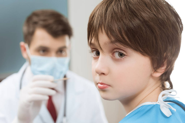 doctor examining child patient  - 写真・画像