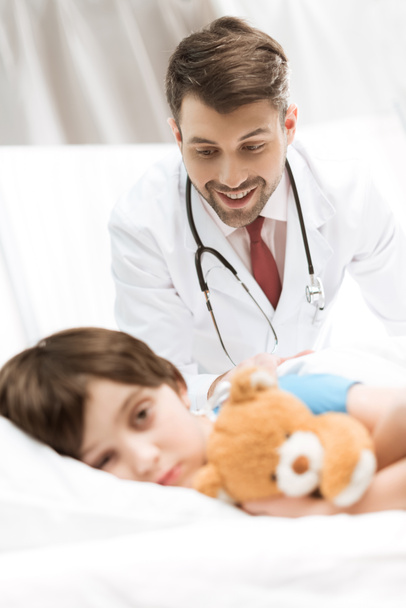 лікар і дитячий пацієнт
  - Фото, зображення