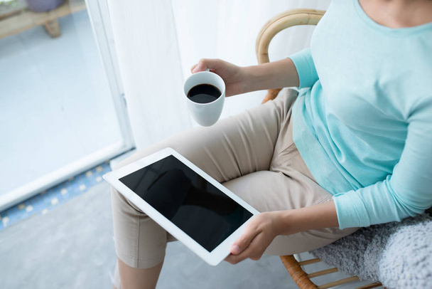 rahatlatıcı ve dijital tablet kullanarak kadın - Fotoğraf, Görsel