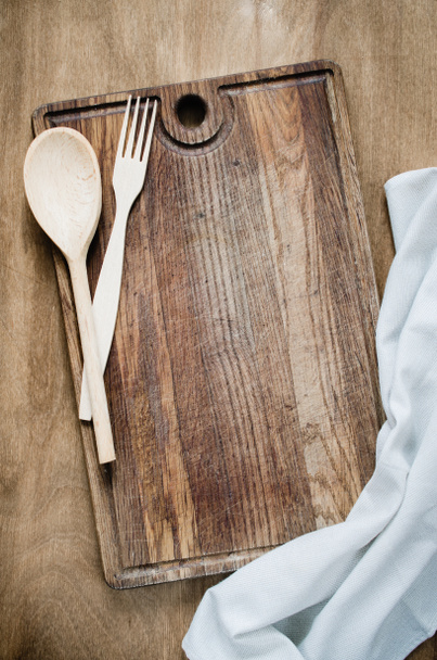 Ahşap tahta üzerinde mutfak havlu ile rustik çatal bıçak takımı. - Fotoğraf, Görsel