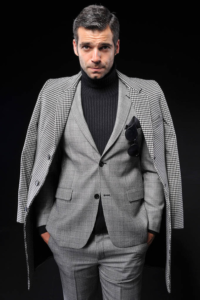 podnikatel, pózování s šedém obleku - Fotografie, Obrázek