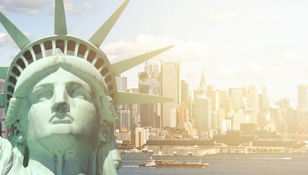 Νέα Υόρκη ηλιοφάνειας ray στον ορίζοντα. διάσημος Νέα Υόρκη αστικό τοπίο και στον ορίζοντα ορόσημο πάνω από τον ποταμό hudson. με Νέα Υόρκη άγαλμα της ελευθερίας. - Φωτογραφία, εικόνα