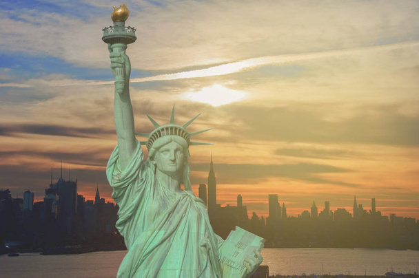 Солнечный луч Нью-Йорка. известный городской пейзаж Нью-Йорка и панорамный вид на реку Гудзон. со статуей свободы Нью-Йорка
. - Фото, изображение