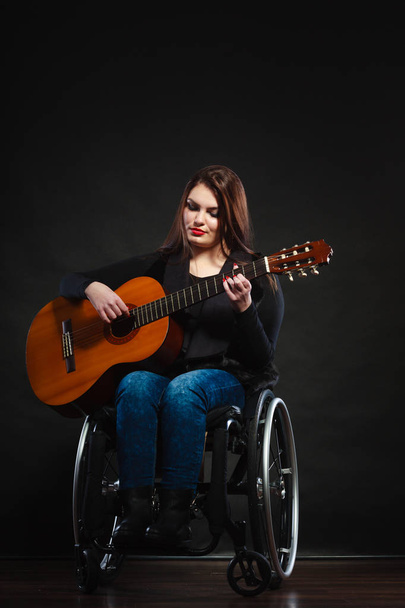 Girl on wheelchair with guitar - Foto, Imagen