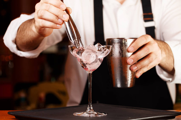 Barman en hacer cócteles en un club nocturno. Concepto de vida nocturna. No, no.
  - Foto, imagen