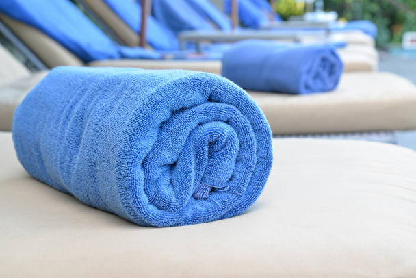 Rolou toalha azul em salões de sol
. - Foto, Imagem