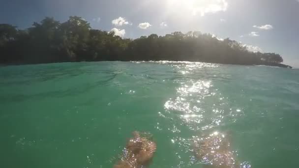 Woman Swimming With Gopro Diving Into Water - Séquence, vidéo