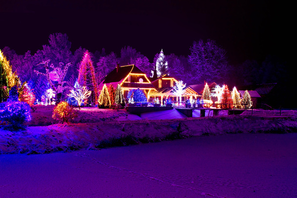 クリスマス ・ ファンタジー - 公園、森林 & クリスマス ライトでロッジ - 写真・画像