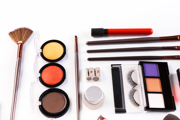Maquilhagem ferramentas de cosméticos e essenciais, flat lay no fundo branco
 - Foto, Imagem