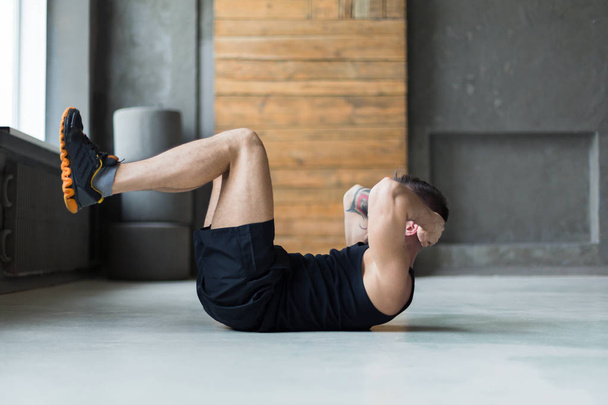 Fitnesstraining für junge Männer, Sit-up Crunches für Bauch - Foto, Bild