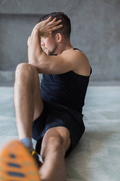 Молодой человек фитнес-тренировки, перекрестные хрусты для пресса
 - Фото, изображение