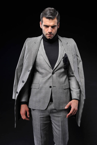 uomo d'affari in posa con abito grigio
 - Foto, immagini