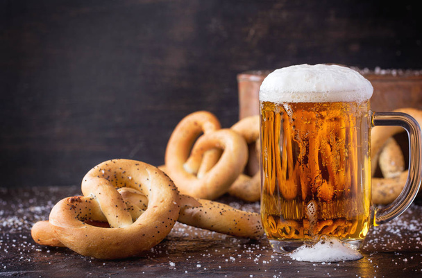 Beer with pretzels - Fotoğraf, Görsel