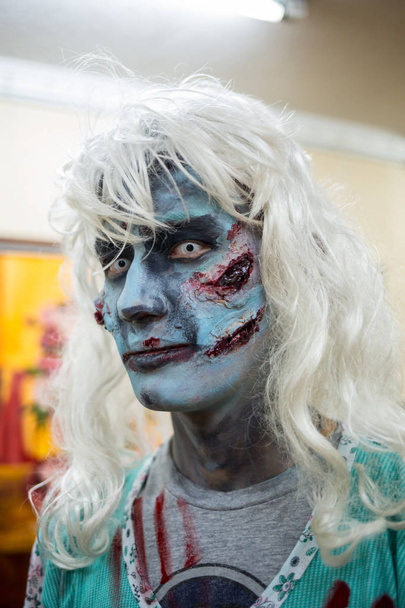 Close-up portret van een man verschrikkelijk eng zombie. Horror. Halloween. - Foto, afbeelding