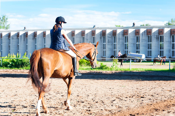 Teini-ikäinen tyttö equestrian ratsastus ratsastus ratsastuskoulu paikka
 - Valokuva, kuva