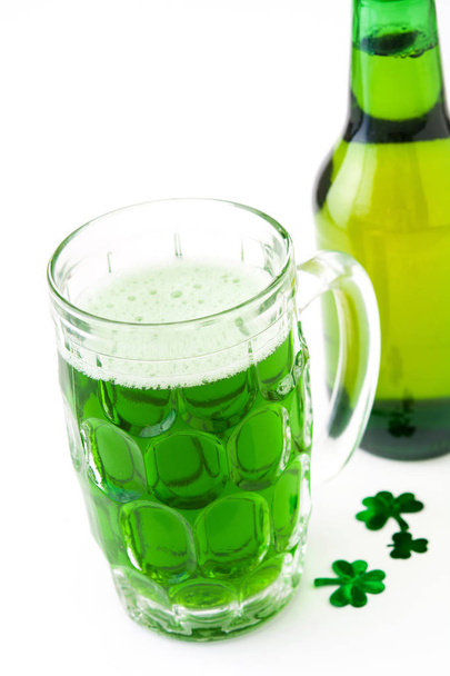 Cerveza verde fría tradicional para el Día de San Patricio aislada sobre fondo blanco.Copyspace
. - Foto, imagen