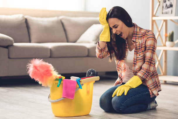 Beautiful woman cleaning - Foto, afbeelding