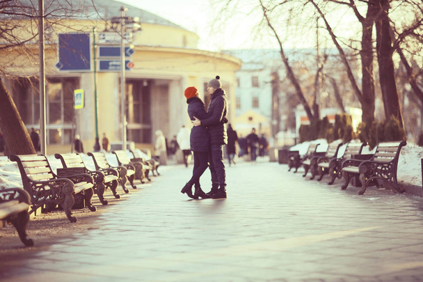 coppia che cammina per le strade di Mosca
 - Foto, immagini