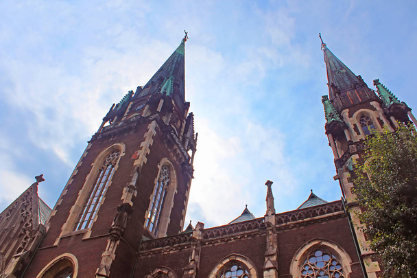 Vista superior da Catedral dos Santos Olga e Isabel (São José Bilczewski, 1903 - 1911). Lviv, Ucrânia. A igreja foi construída em memória da popular imperatriz (príncipes) Isabel da Baviera (Habsburgo), conhecida como Sisi
 - Foto, Imagem