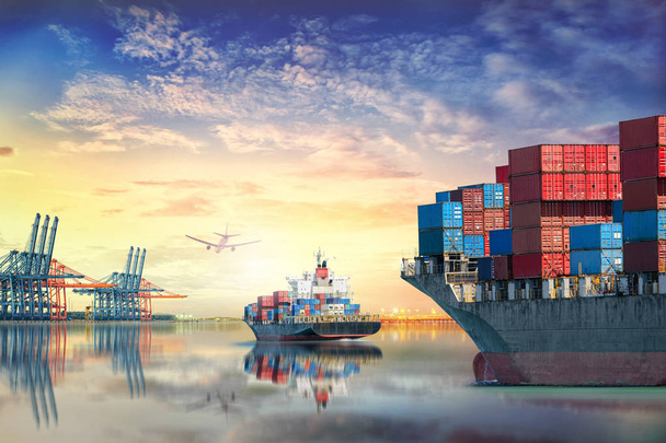 Logistyka i transport międzynarodowy ładunków kontenerowych statków i ładunku płaszczyzny w Oceanie - Zdjęcie, obraz