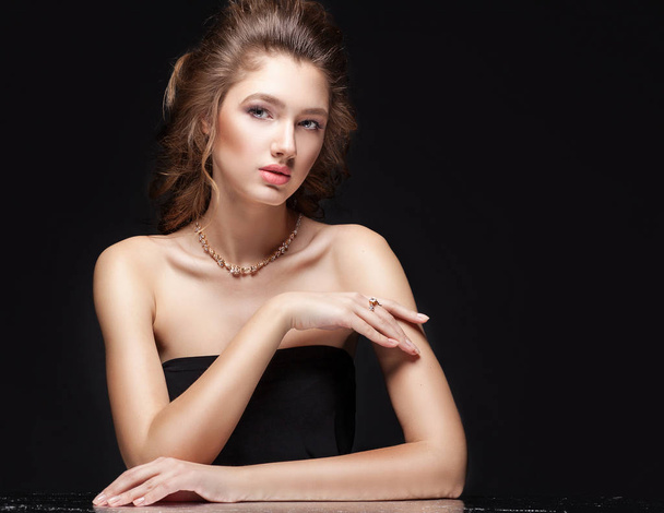 Beauty portrait of luxury fashion elegant woman with glamour gol - Zdjęcie, obraz