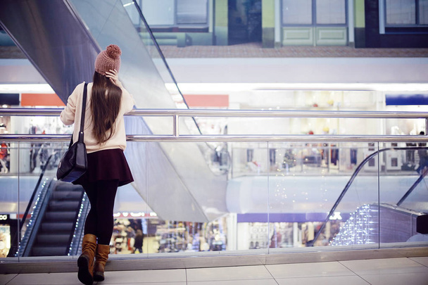 young girl at shopping center - 写真・画像