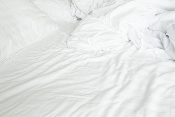 weergave van een onopgemaakte bed - Foto, afbeelding
