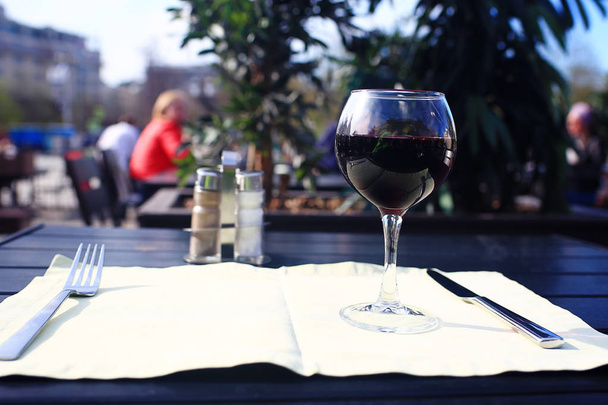 Bebida en vidrio sobre mesa
 - Foto, imagen