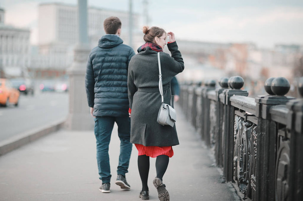 Young lovers walking in city - Foto, afbeelding