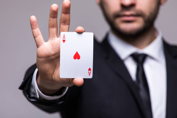 Бизнесмены играют в карты визитками интернет казино секреты