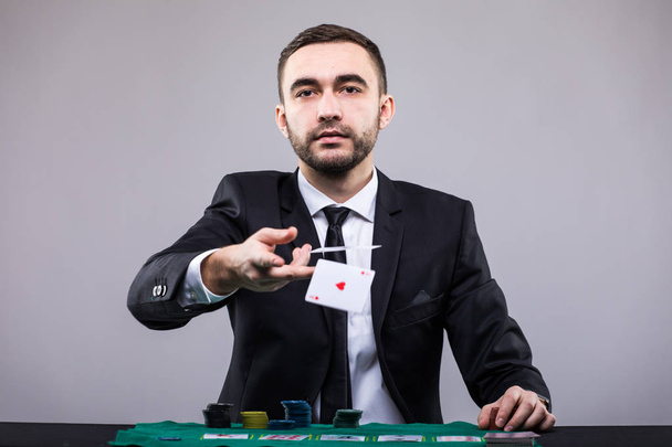 Pokerspeler in pak foute twee ace kaarten. - Foto, afbeelding