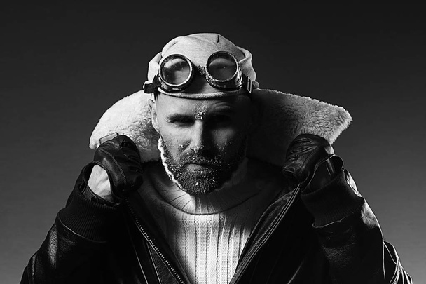 portrait of a man in goggles - Foto, afbeelding