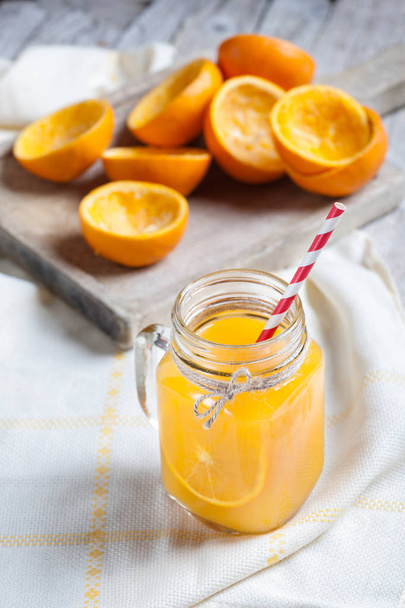frasco de vidrio en primer plano con zumo de naranja
 - Foto, Imagen