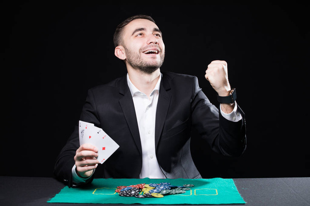Виграй чоловіка з чотирма асами в руках, граючи на столі в казино
 - Фото, зображення