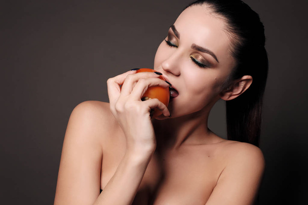 gorgeous sexy girl with dark hair and evening makeup, eating per - Foto, immagini